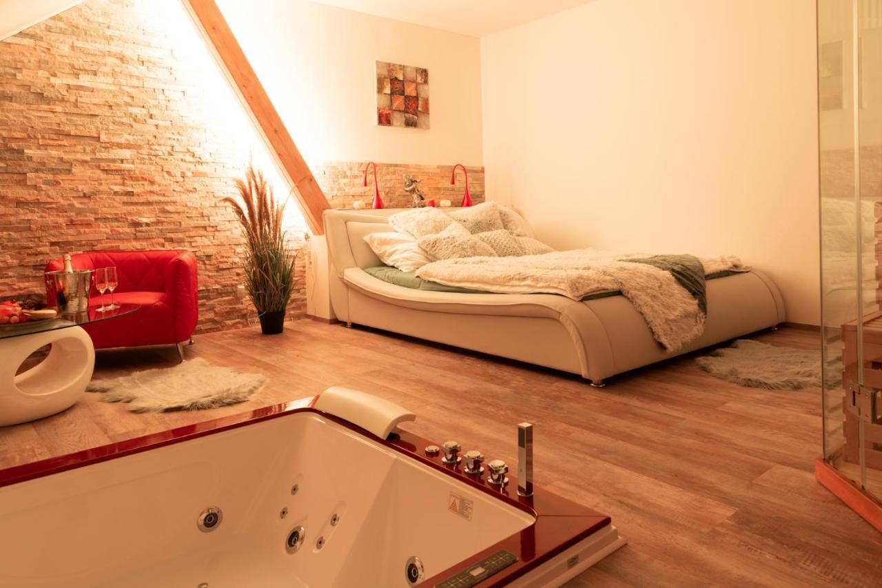 Romanticky Wellness Suite Hotel Heinz Dobris Bagian luar foto