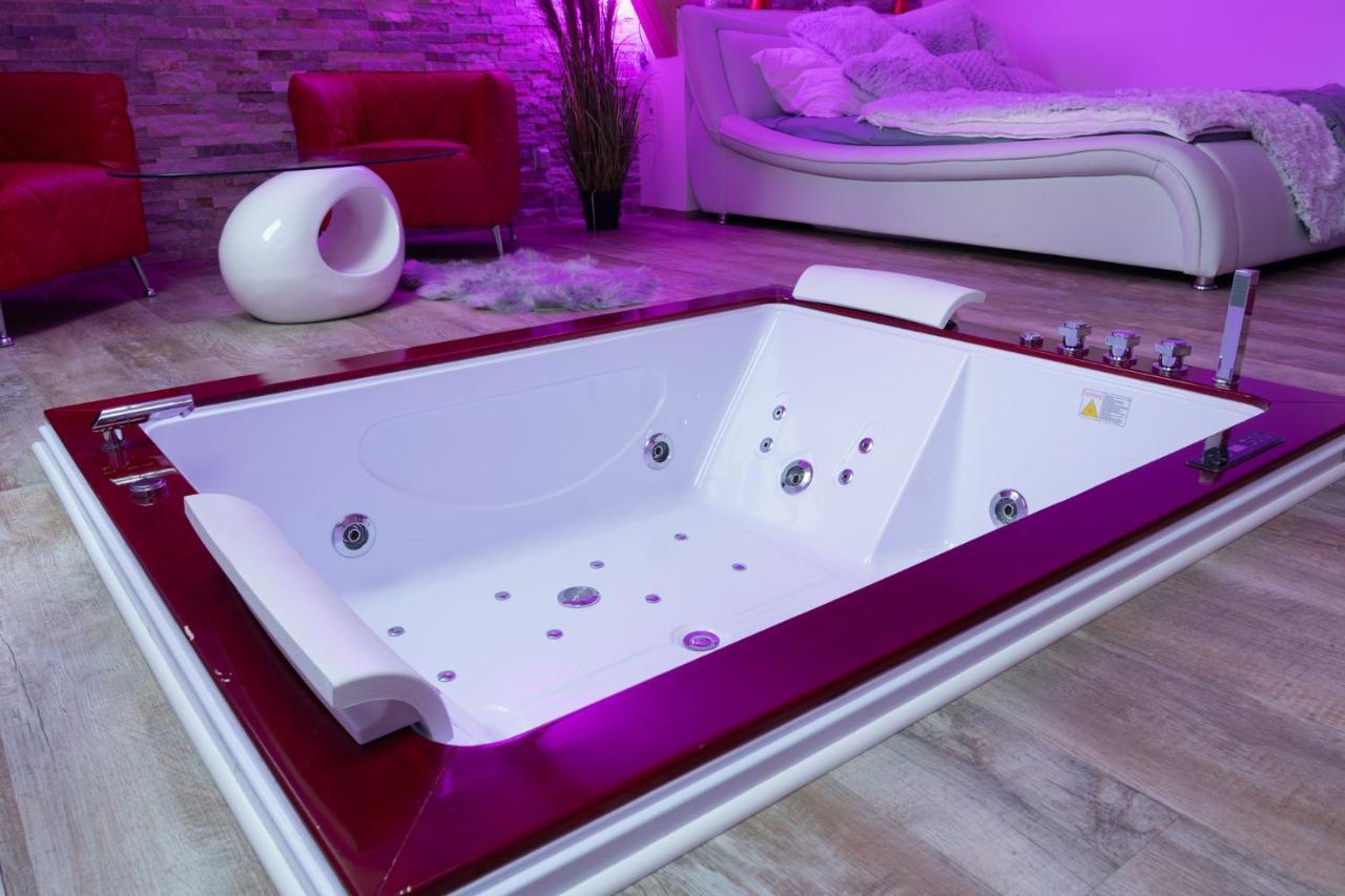 Romanticky Wellness Suite Hotel Heinz Dobris Bagian luar foto