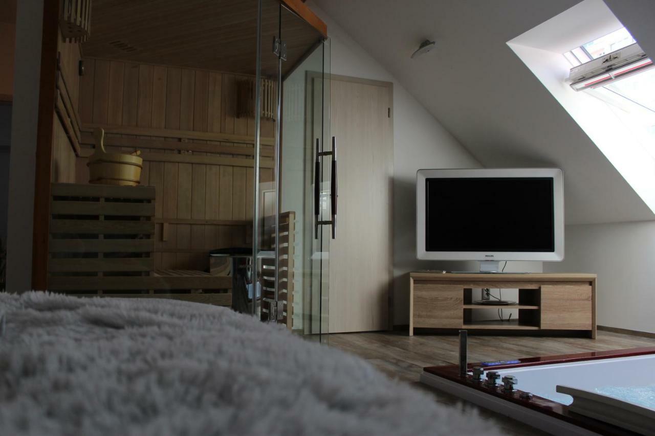 Romanticky Wellness Suite Hotel Heinz Dobris Bagian luar foto