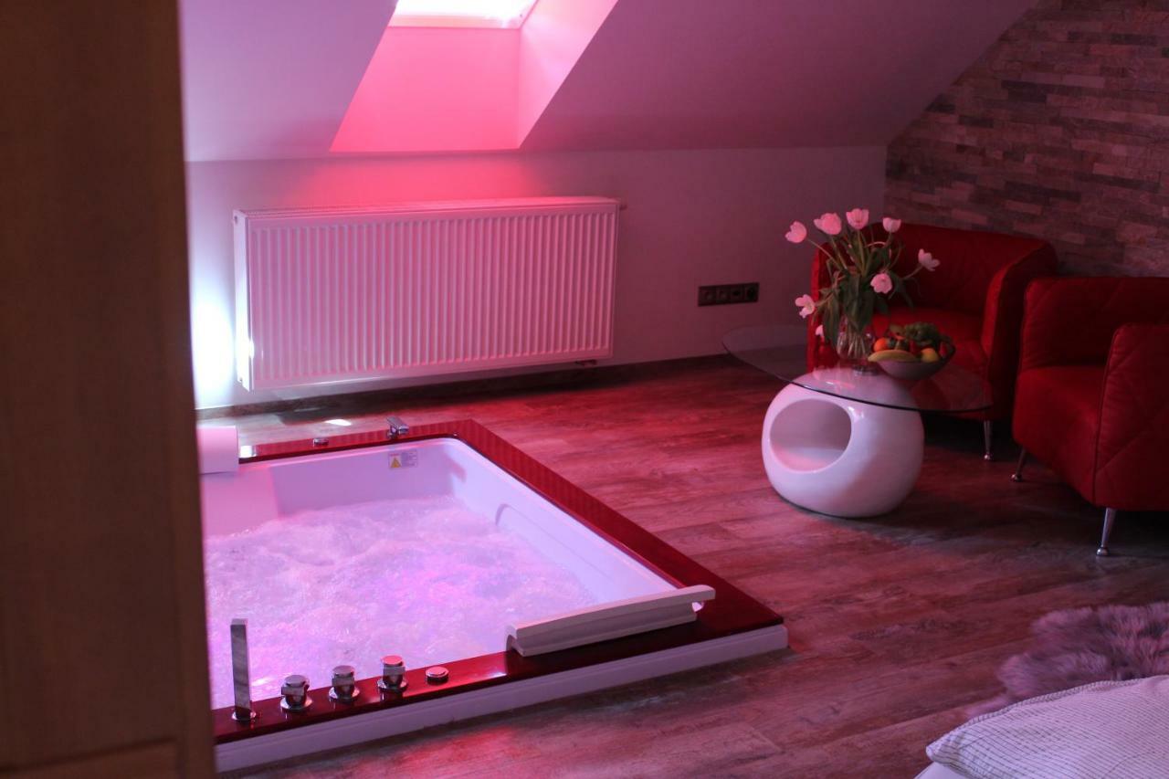 Romanticky Wellness Suite Hotel Heinz Dobris Bagian luar foto