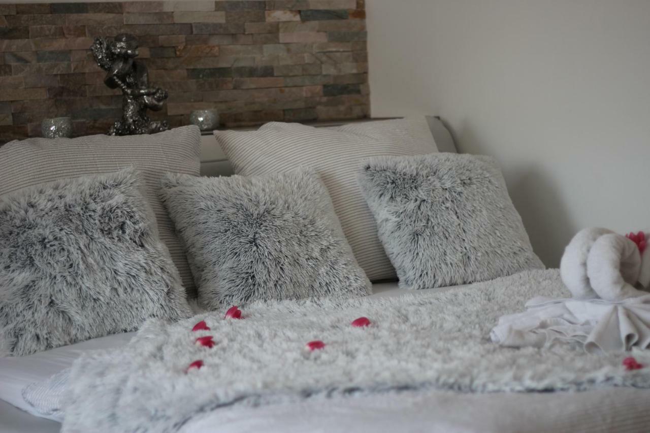 Romanticky Wellness Suite Hotel Heinz Dobris Bagian luar foto