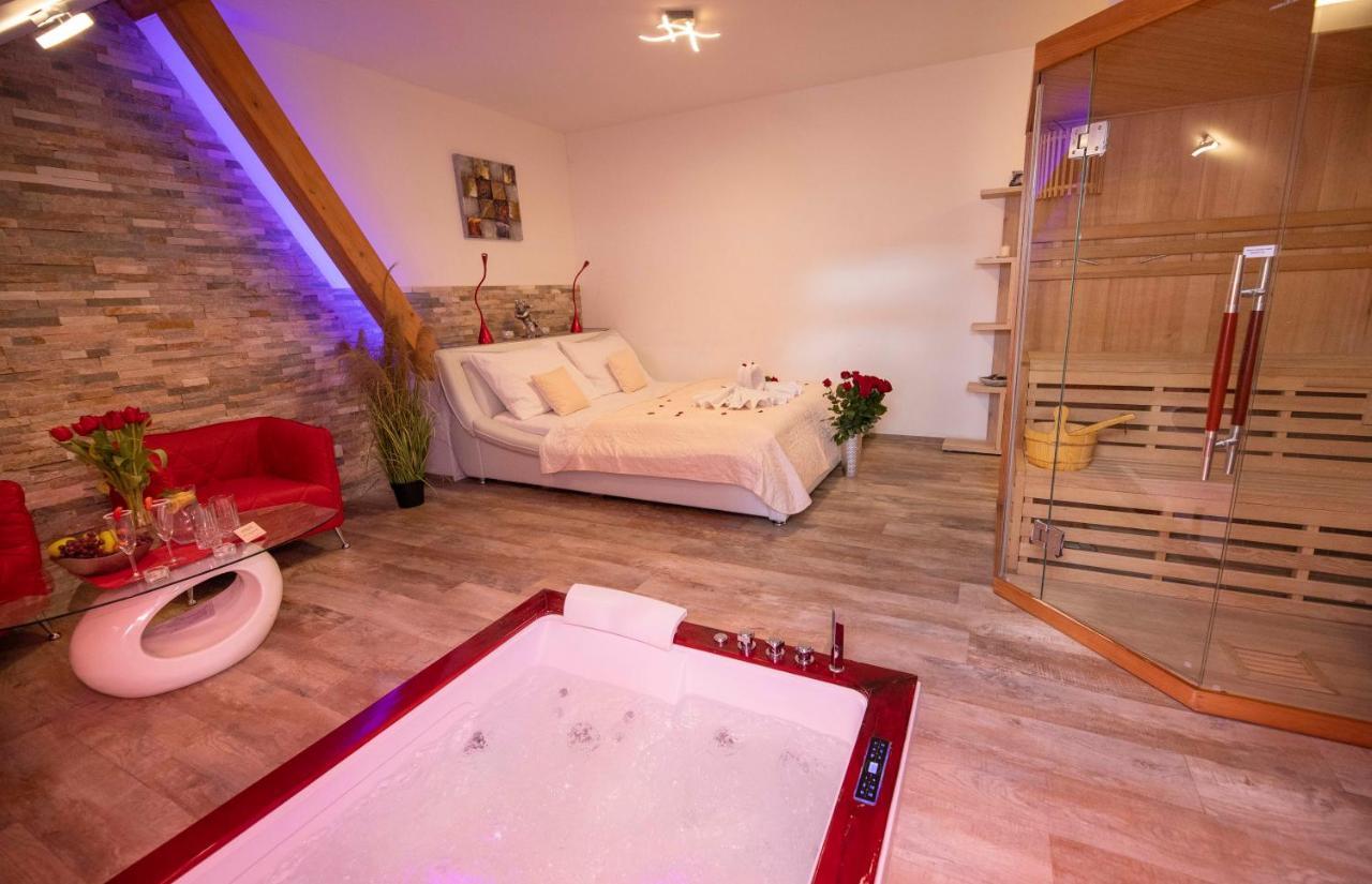 Romanticky Wellness Suite Hotel Heinz Dobris Bagian luar foto